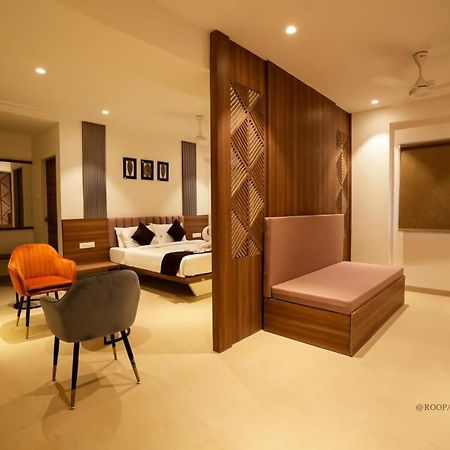 Hotel Veesons Executive سولابور المظهر الخارجي الصورة