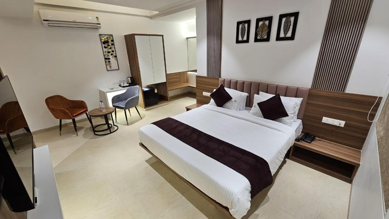 Hotel Veesons Executive سولابور المظهر الخارجي الصورة