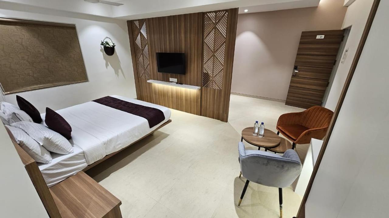 Hotel Veesons Executive سولابور المظهر الخارجي الصورة