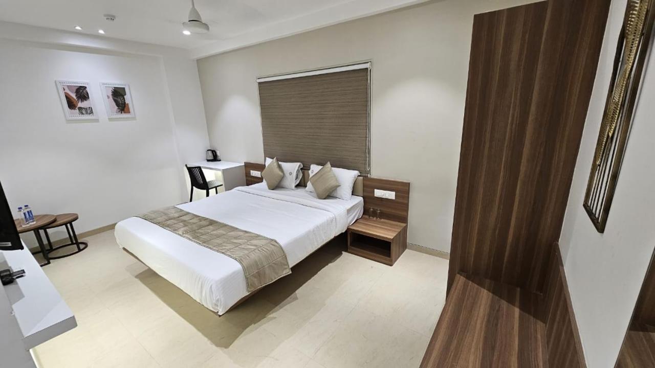 Hotel Veesons Executive سولابور المظهر الخارجي الصورة