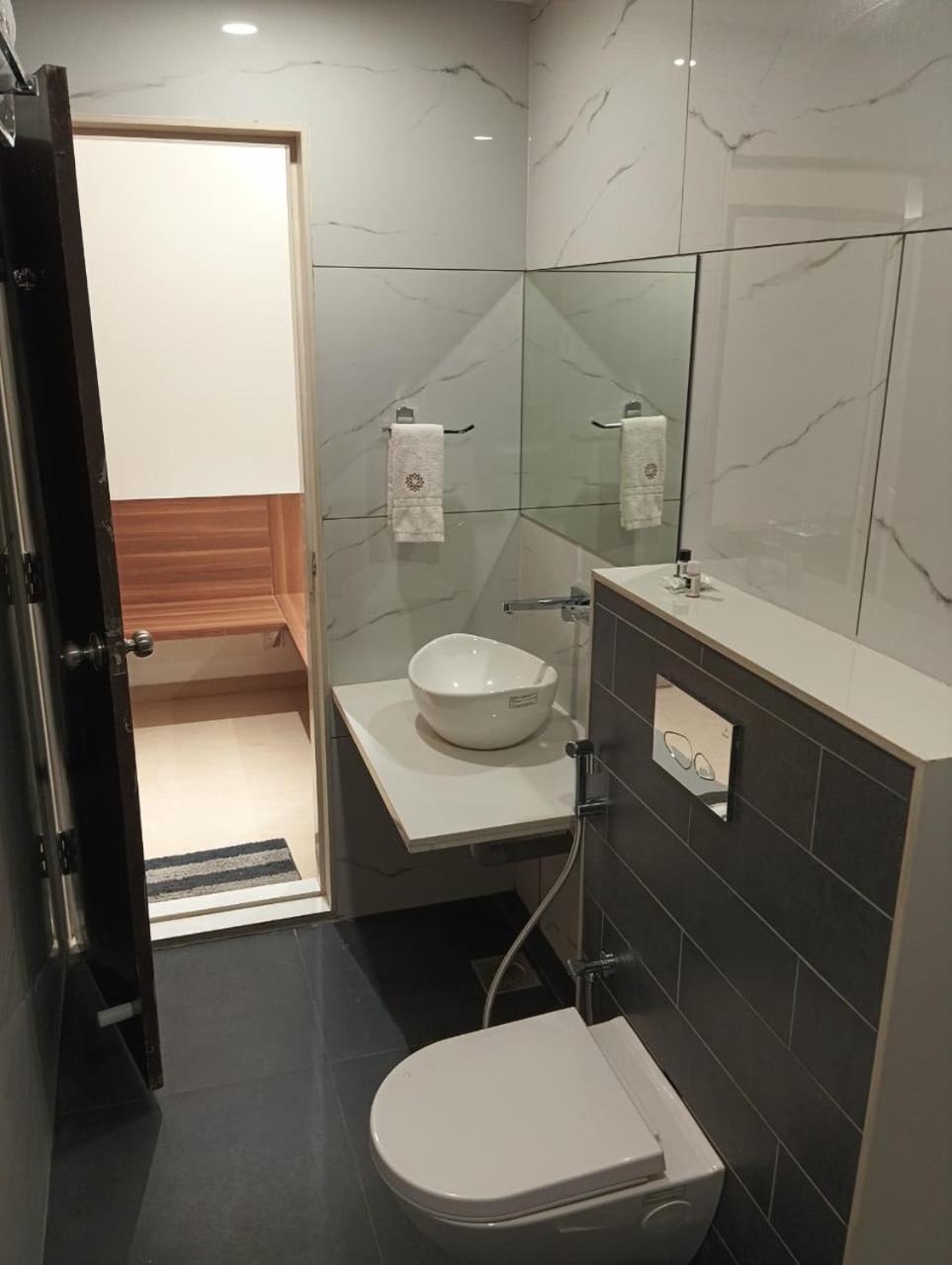 Hotel Veesons Executive سولابور المظهر الخارجي الصورة