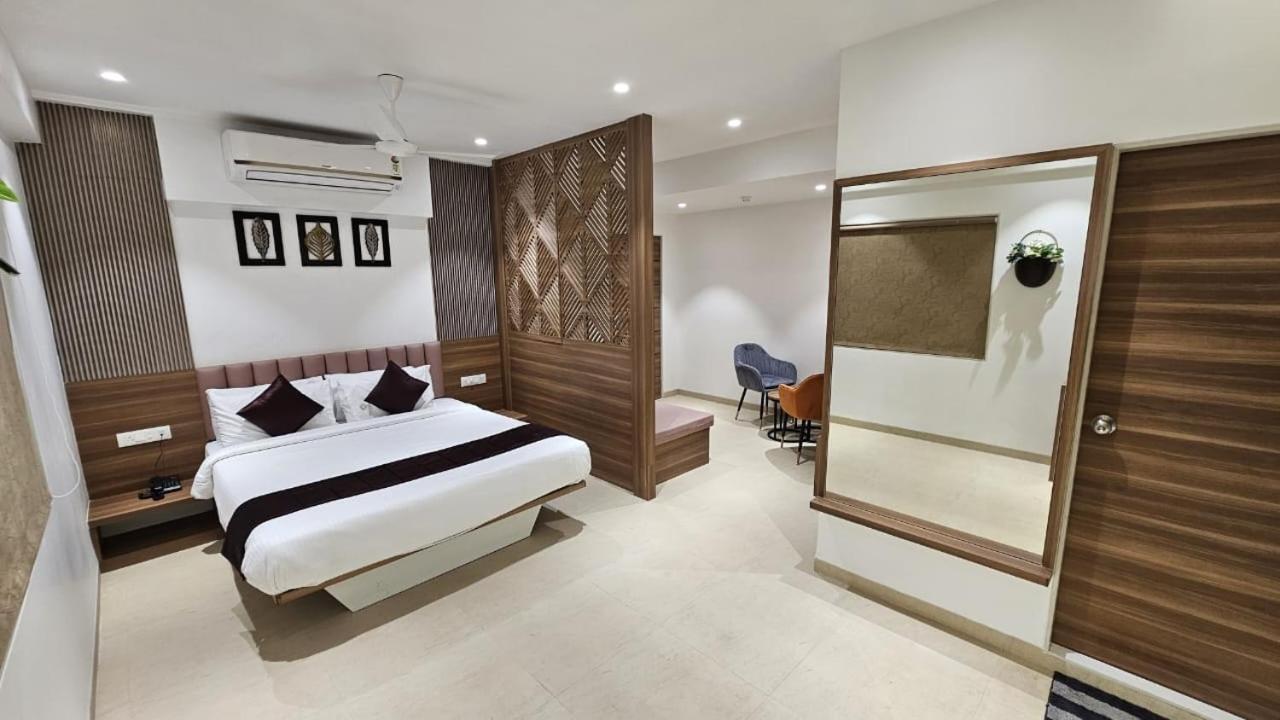 Hotel Veesons Executive سولابور المظهر الخارجي الصورة
